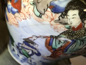 Un grand vase couvert en porcelaine de Chine wucai &agrave; d&eacute;cor mythologique, &eacute;poque Transition