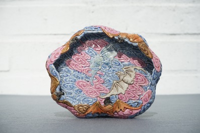 Un lave-pinceaux en porcelaine de Chine famille rose &agrave; d&eacute;cor de chauve-souris en relief, 20&egrave;me
