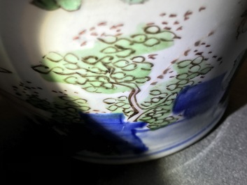 Un vase couvert en porcelaine de Chine wucai &agrave; d&eacute;cor de figures dans un paysage, &eacute;poque Transition