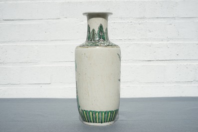 Un vase de forme rouleau en biscuit famille verte, Kangxi ou apr&egrave;s