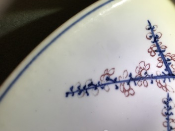 Un plat en porcelaine de Chine bleu, blanc et rouge, marque de Xuande, Kangxi