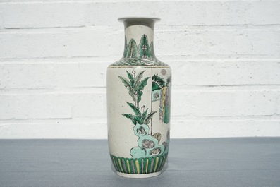 Un vase de forme rouleau en biscuit famille verte, Kangxi ou apr&egrave;s
