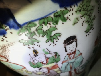 Un vase couvert en porcelaine de Chine wucai &agrave; d&eacute;cor de figures dans un paysage, &eacute;poque Transition