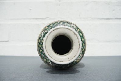 Un vase de forme rouleau en biscuit famille verte, Kangxi ou apr&egrave;s