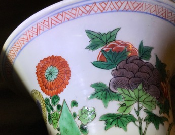 Un vase en porcelaine de Chine famille verte aux fleurs et oiseaux, Kangxi