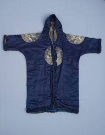 Un manteau en soie bleue aux m&eacute;daillons de dragons imp&eacute;riaux en fil d'or, Chine, 19&egrave;me
