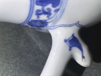 Une verseuse en porcelaine de Chine bleu et blanc &agrave; d&eacute;cor figuratif, &eacute;poque Transition