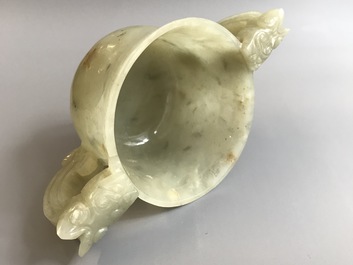 Un bol aux anses en forme de dragons en jade sculpt&eacute;, Chine, 19&egrave;me