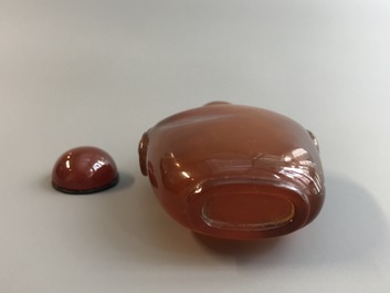 A Chinese amber snuff bottle, 18/19th C.
