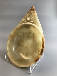 A Chinese russet jade bowl with triangular handle, 19/20th C.