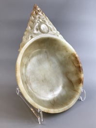 A Chinese russet jade bowl with triangular handle, 19/20th C.