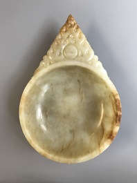 A Chinese russet jade bowl with triangular handle, 19/20th C.