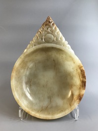 A Chinese russet jade bowl with triangular handle, 19/20th C.