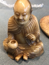 Een Chinese Shoushan zeepstenen figuur op basement met inscriptie, 19/20e eeuw