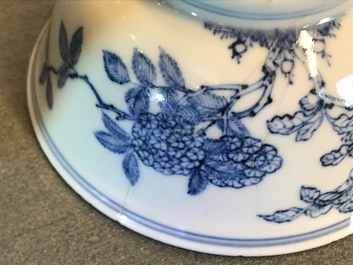 Un bol en porcelaine de Chine bleu et blanc &agrave; d&eacute;cor de fleurs et papillons, marque et &eacute;poque de Yongzheng