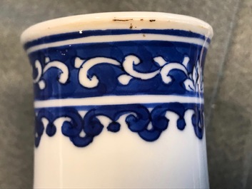 Une paire de vases de forme bouteille en porcelaine de Chine bleu et blanc, Kangxi