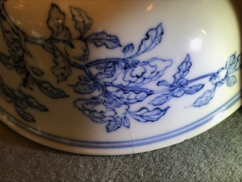 Un bol en porcelaine de Chine bleu et blanc &agrave; d&eacute;cor de fleurs et papillons, marque et &eacute;poque de Yongzheng