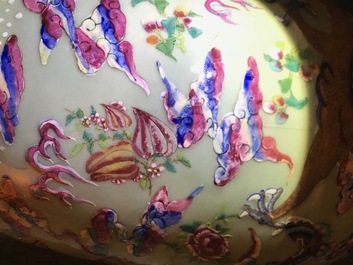 19世纪 粉彩青地龙纹瓷瓶 一对