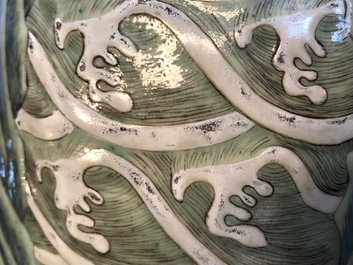 Un vase de forme rouleau en porcelaine de Chine famille rose &agrave; d&eacute;cor en relief, marque de Qianlong, 19&egrave;me