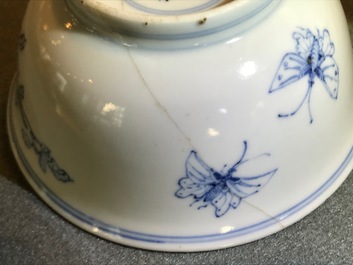 Un bol en porcelaine de Chine bleu et blanc &agrave; d&eacute;cor de fleurs et papillons, marque et &eacute;poque de Yongzheng