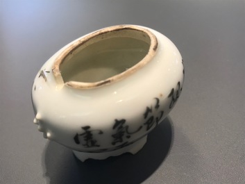 Huit objets de lettr&eacute;s en porcelaine de Chine qianjiang cai, marque de You Shi, 19/20&egrave;me