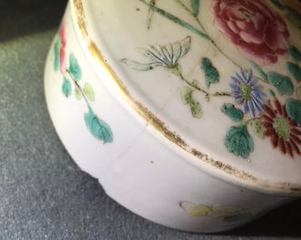 Une paire de pots couverts en porcelaine de Chine famille rose, marque de Qianlong, 19/20&egrave;me