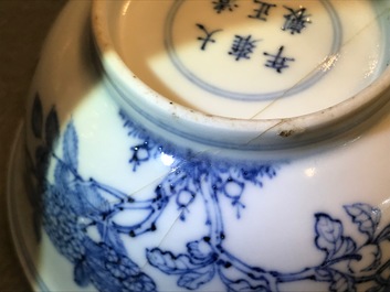 Un bol en porcelaine de Chine bleu et blanc &agrave; d&eacute;cor de fleurs et papillons, marque et &eacute;poque de Yongzheng