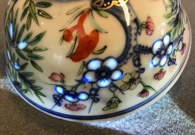Un bol couvert en porcelaine de Chine famille rose &agrave; d&eacute;cor floral, marque de Qianlong, 19/20&egrave;me