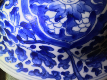Een grote Chinese blauwwitte dekselvaas met landschapspanelen, Kangxi