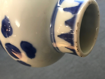 Een Chinese blauwwitte flesvormige vaas met floraal decor, Transitie periode
