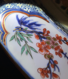 Een Chinese verte-Imari 'Provincie' schotel met het wapen van Mechelen, Kangxi/Yongzheng