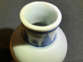 Un vase en porcelaine de Chine bleu et blanc &agrave; d&eacute;cor floral, &eacute;poque Transition