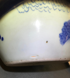Un vase en porcelaine de Chine bleu et blanc &agrave; d&eacute;cor d'un qilin, &eacute;poque Transition