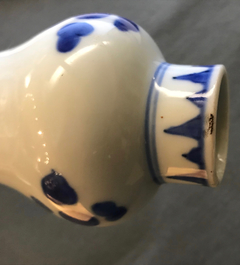 Een Chinese blauwwitte flesvormige vaas met floraal decor, Transitie periode