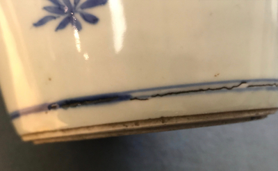 Een Chinese blauwwitte flesvormige vaas met floraal decor, Transitie periode