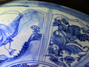 Een Chinese blauwwitte schotel met figuren in een landschap, Transitie periode