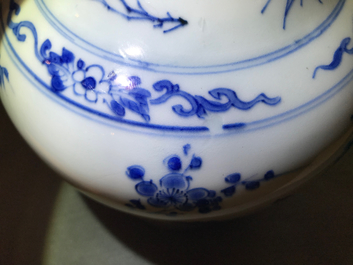 Een Chinese blauwwitte flesvormige vaas met floraal decor, Transitie periode