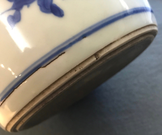 Een Chinese blauwwitte flesvormige vaas met floraal decor, Transitie periode
