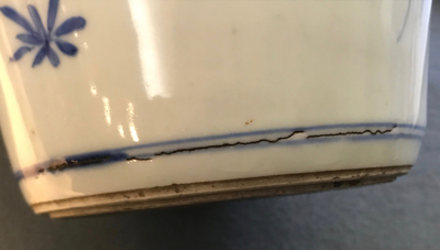 Een Chinese blauwwitte flesvormige vaas met floraal decor, Transitie periode