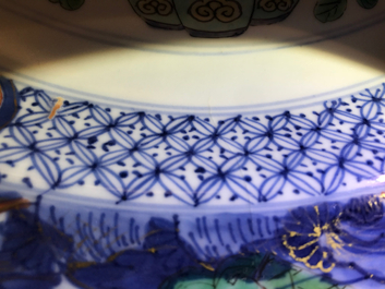 Un plat en porcelaine de Chine verte-Imari aux armes de Malines, Kangxi/Yongzheng