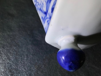 Une rare cafeti&egrave;re en porcelaine de Chine bleu et blanc &agrave; d&eacute;cor &quot;La d&eacute;esse Europe et le taureau&quot;, Kangxi