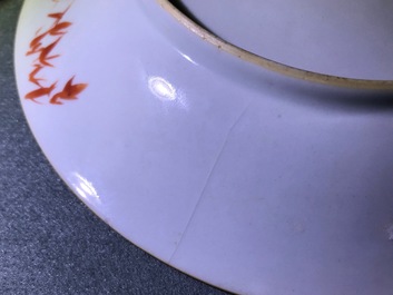 Une assiette en porcelaine de Chine famille rose sur fond jaune sgraffiato, 18/19&egrave;me