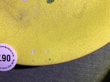 Une assiette en porcelaine de Chine famille rose sur fond jaune sgraffiato, 18/19&egrave;me