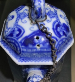 Une rare cafeti&egrave;re en porcelaine de Chine bleu et blanc &agrave; d&eacute;cor &quot;La d&eacute;esse Europe et le taureau&quot;, Kangxi