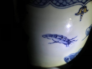 Een Chinese blauwwitte 'Pronk'-atelier chocoladekan met insecten naar Merian, Qianlong, ca. 1740