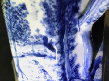 Une rare cafeti&egrave;re en porcelaine de Chine bleu et blanc &agrave; d&eacute;cor &quot;La d&eacute;esse Europe et le taureau&quot;, Kangxi
