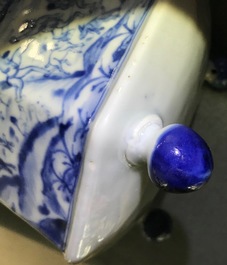 Une rare cafeti&egrave;re en porcelaine de Chine bleu et blanc &agrave; d&eacute;cor &quot;La d&eacute;esse Europe et le taureau&quot;, Kangxi