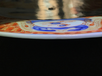 Une assiette en porcelaine de Chine de style Imari &agrave; d&eacute;cor &quot;Dames au Parasol&quot;, Qianlong, ca. 1736-1738