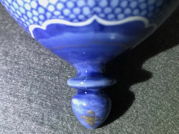 Een Chinese blauwwitte 'Pronk'-atelier chocoladekan met insecten naar Merian, Qianlong, ca. 1740