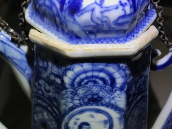 Une rare cafeti&egrave;re en porcelaine de Chine bleu et blanc &agrave; d&eacute;cor &quot;La d&eacute;esse Europe et le taureau&quot;, Kangxi